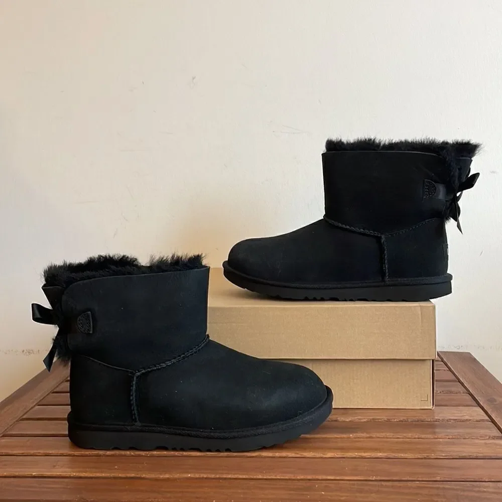 UGG Kids' Mini Bailey Bow II Boots Black USA Big Kid Size 5Y/UK 4/EU 37